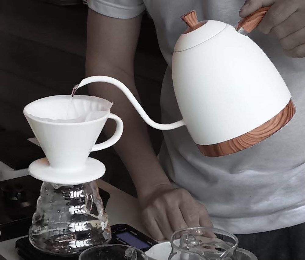 การชงกาแฟแบบ pour over / Pour-over coffee being brewed